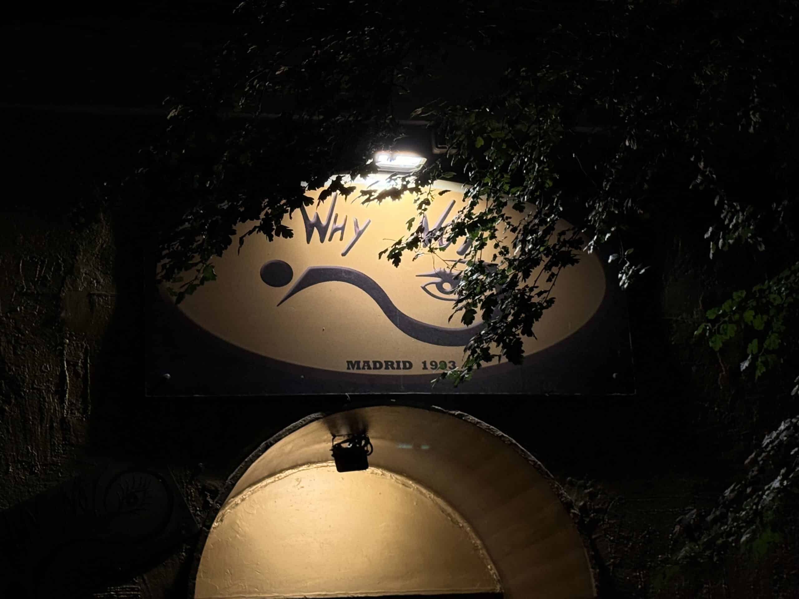 Fachada y entrada de Why Not discoteca LGBTQ+