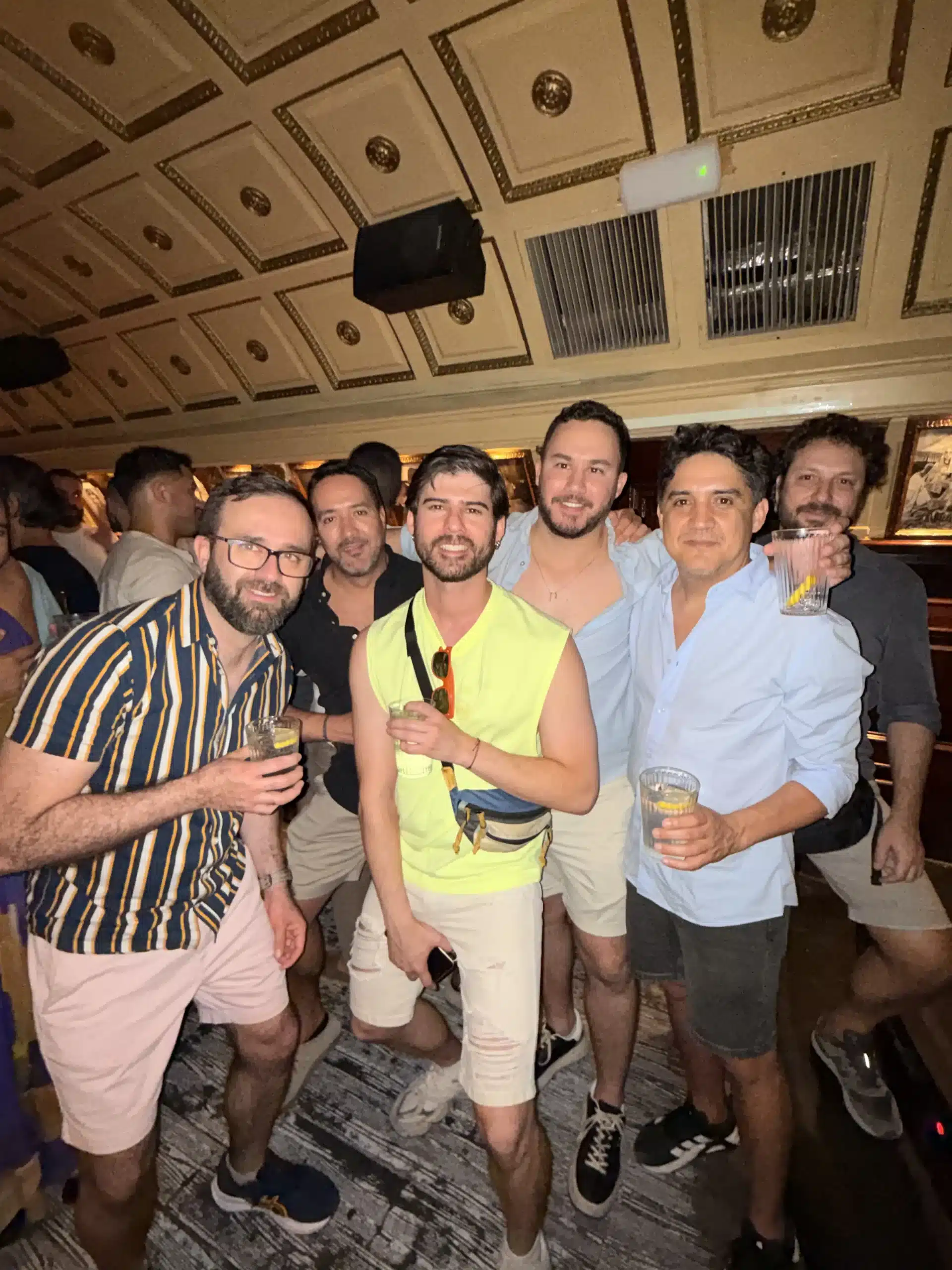 Clientes disfrutando de la noche en Why Not